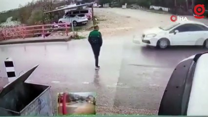 Yolun karşısına geçmek isterken koçun saldırısıyla kendini yerde buldu... O anlar kamerada