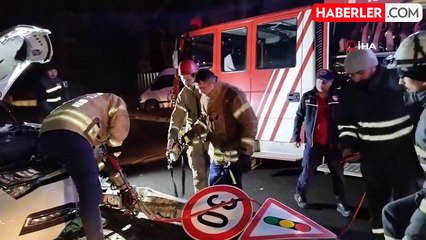 Pendik'te aydınlatma direğine çarpan sürücü olay yerinden kaçtı