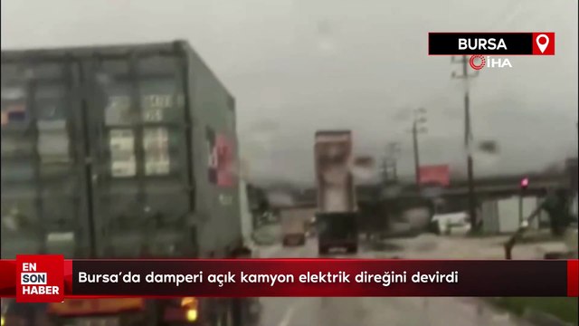 Bursa'da damperi açık kamyon elektrik direğini devirdi