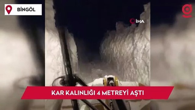 Kar kalınlığı 4 metreyi aştı, kepçe kar içinde kayboldu