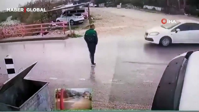 Yolun karşısına geçmek istedi ama, koçun saldırısıyla kendini yerde buldu