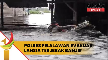 Polres Pelalawan Evakuasi Sepasang Lansia Terjebak Banjir Di Rumah