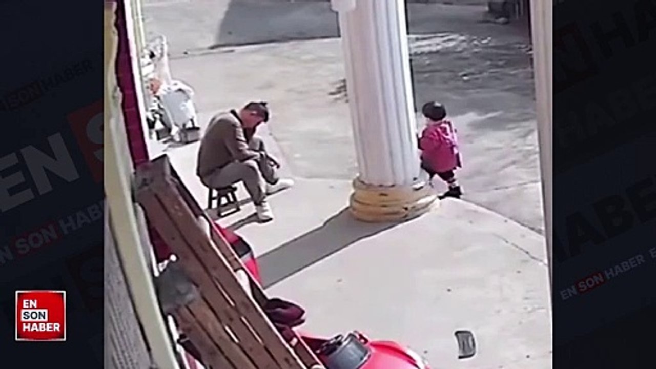 İlgisiz babasını sopayla uyaran sevimli bebek kamerada