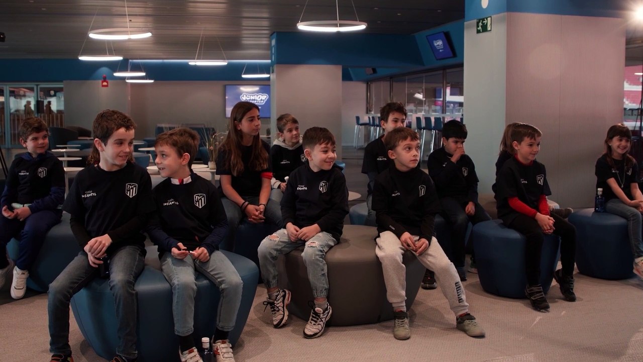 Antoine Griezmann répond aux questions posées par des enfants