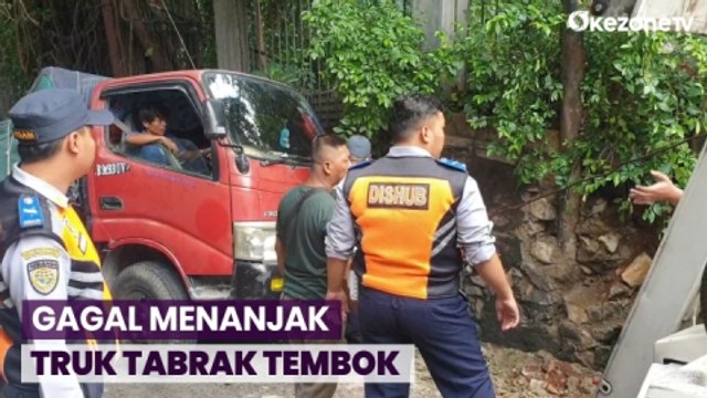 Truk Semen Tabrak Tembok Pembatas akibat Gagal Menanjak