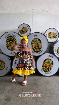 Filha de Leo Santana e Lore Improta encanta ao posar com look de bloco afro em Salvador