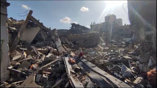مشاهد تظهر حجم الدمار في مخيم البريج بعد انسحاب الاحتلال