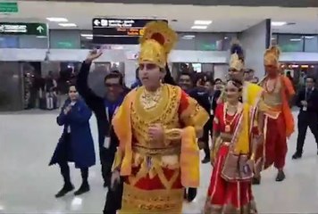 বিমানবন্দরে রাম-লক্ষ্মণ-সীতা-হনুমান! আকাশপথে জুড়ল আহমেদাবাদ ও অযোধ্যা