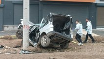 Beton direğe çarpan hafif ticari aracın sürücüsü öldü