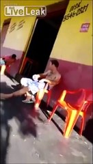 Cette femme vient récuperer son mari ivre de son bar au Brésil.. HILARANT