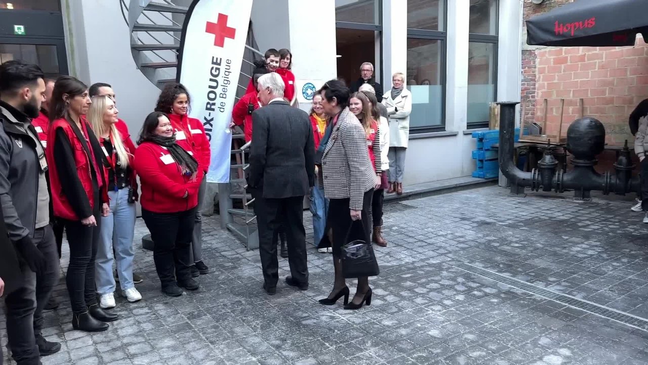 Visite royale du centre 'Train Hostel', un dispositif d'accueil hivernal pour personnes sans-abri