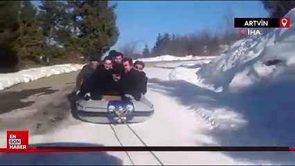Artvin'de araçlarına bağladıkları rafting botuyla kar üstünde eğlendiler