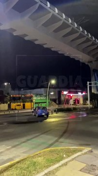 #Preliminar Tras ser impactado por un automóvil, un motociclista resultó lesionado. Este percance tuvo lugar sobre el cruce de las avenidas Ávila Camacho y Circunvalación, en la colonia Lomas del Country de Guadalajara #GuardiaNocturna