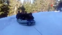 Araçlarına bağladıkları rafting botuyla kar üstünde kayarak eğlendiler