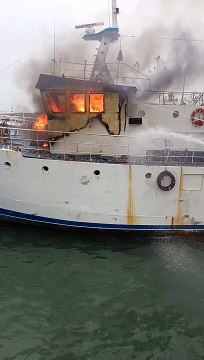Paura al porto di Mazara del Vallo: peschereccio in fiamme dopo l'esplosione di una bombola