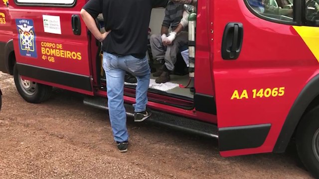 Idoso sofre queda de bicicleta elétrica ao escorregar em cascalhos de obras na Avenida Piquiri