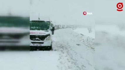 Yüksekova-Şemdinli kara yolunda çok sayıda araç mahsur kaldı