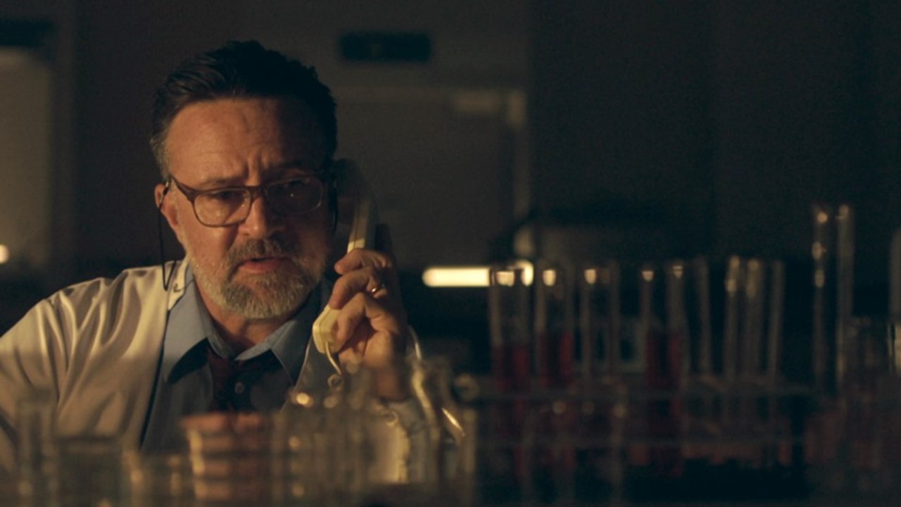 In Steeltown Murders wird eine Mordserie auf gleich zwei unterschiedlichen Zeitebenen untersucht