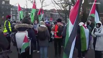 شاهد: مظاهرة داعمة لفلسطين وأخرى مؤيدة لتل أبيب أمام محكمة العدل مع انطلاق جلسات محاكمة إسرائيل