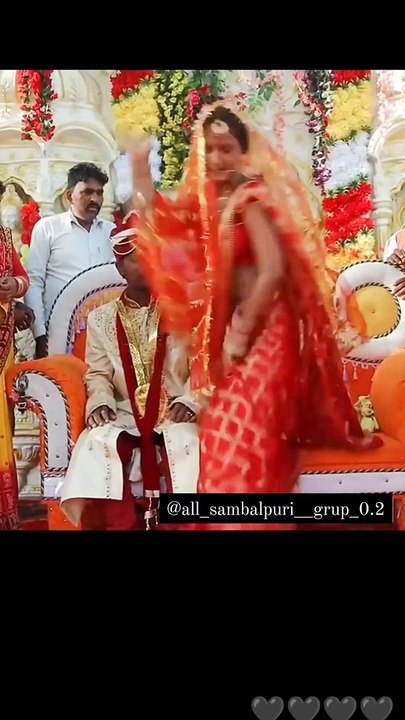 जयमाल की स्टेज से उठकर डांस करने लगी दुल्हन, डांस देखकर दूल्हे भी हैरान रह गया