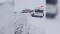 Yüksekova- Şemdinli karayolunda kara saplanan araçtakiler kurtarıldı