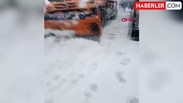 Şemdinli kara yolunda kara saplanan 18 araç ve içindekiler kurtarıldı