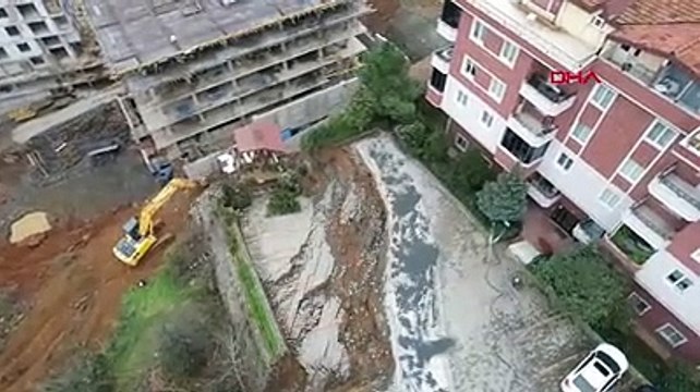 Üsküdar’da istinat duvarı çöktü, bina boşaltıldı