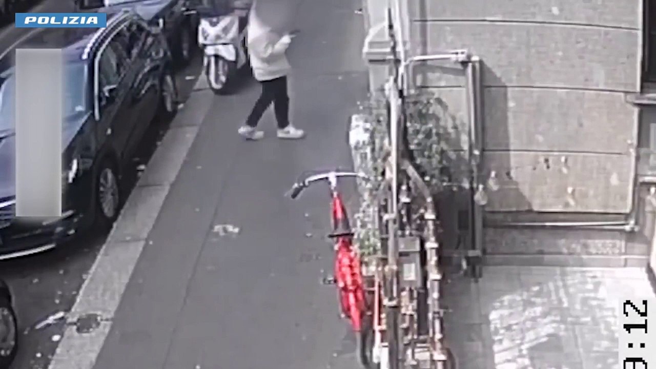 Agguato a Chinatown, la corsa col coltello sotto il braccio: le telecamere riprendono l'aggressore
