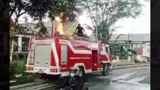 Detik-Detik Mobil Pemadam Terbakar