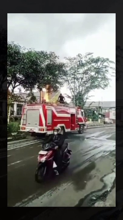 Detik-Detik Mobil Pemadam Terbakar