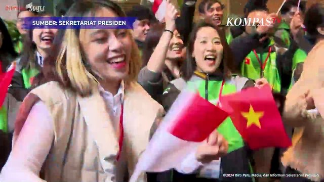 Gaya Jokowi Joget Goyang 'Gacor' Bareng Mitra Ojol di Hanoi Vietnam