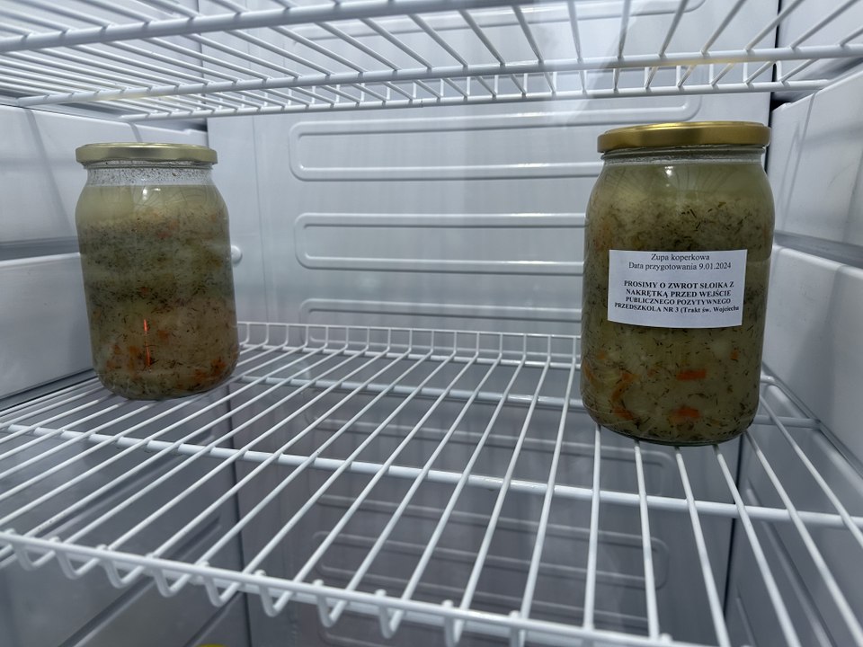 Jadłodzielnia w Gdańsku Oruni. Codziennie sprawdzaliśmy, czy i jaką żywność zostawiają mieszkańcy