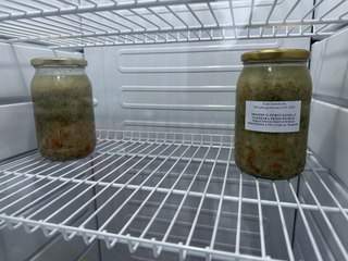 Jadłodzielnia w Gdańsku Oruni. Codziennie sprawdzaliśmy, czy i jaką żywność zostawiają mieszkańcy