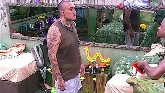 BBB 24: MC BIN LADEN presenteia LUIGI com tênis após perceber que ele não tinha e atitude comove internautas