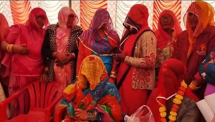 लाभार्थी महिलाओं की गोद भराई की रस्म