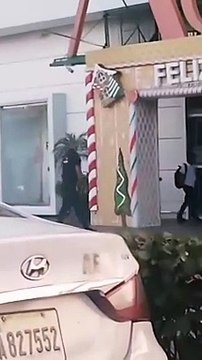 Niños lanzan piedras a seguridad de la plaza Ágora Mall