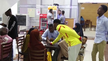 소말리아에서 유엔 헬기 무장단체에 나포돼...1명 사망·6명 끌려가 / YTN