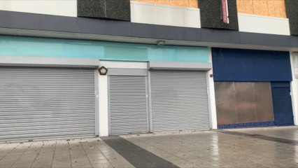 UK Retail Footfall Plummets in December 2023 as Shoppers Shift to Online 🛍️