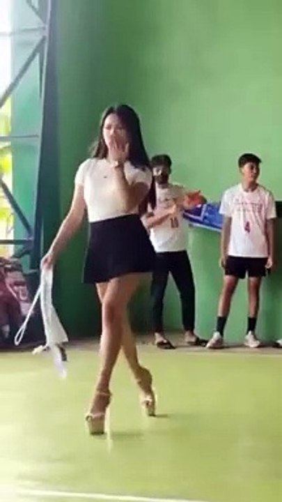 Ses chevilles ne résisteront pas à son défilé de mode