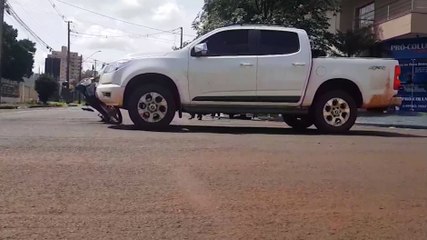 Moto e caminhonete se envolvem em acidente na Rua da Bandeira