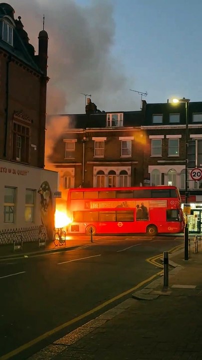 Autocarro elétrico incendeia-se durante hora de ponta em Londres