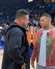 Un estrechón de manos sella el encuentro entre Ronaldo Nazario y Kylian Mbappé