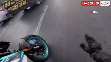 Beylikdüzü E-5'teki motosiklet kazası kamerada: Yola savuruldu, kıl payı kurtuldu