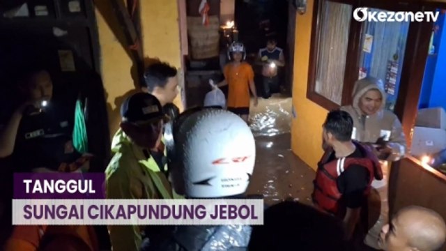 Tanggul Sungai Cikapundung Jebol, Petugas Damkar Evakuasi Warga Korban Banjir di Bandung