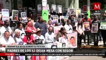 Padres de los 43 normalistas desaparecidos dejan mesa con Segob