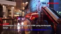 Petugas Damkar Evakuasi Warga Korban Banjir di Bandung Akibat Tanggul Sungai Cikapundung Jebol