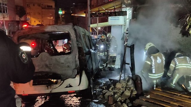 Şişli'de barakada başlayan yangın park halindeki araca sıçradı