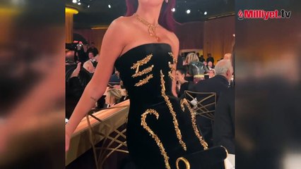 Ünlü şarkıcının zor anları! Elbisesi yüzünden oturamadı