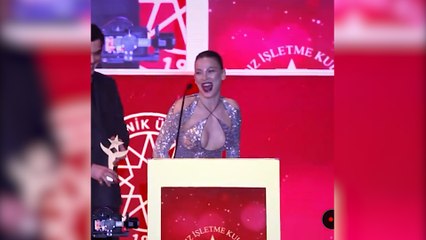 Скачать видео: Serenay Sarıkaya'nın ödül sevinci... Avazı çıktığı kadar bağırdı