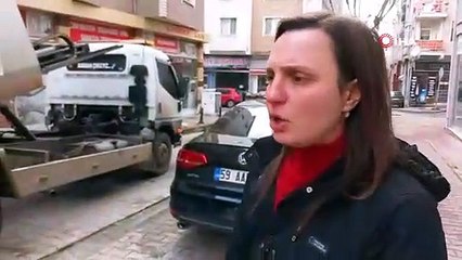 Otomobil çukura daldı, sürücü tepki gösterdi: "Zararım karşılansın"